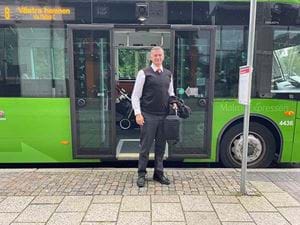 Bussförare utanför en grön buss