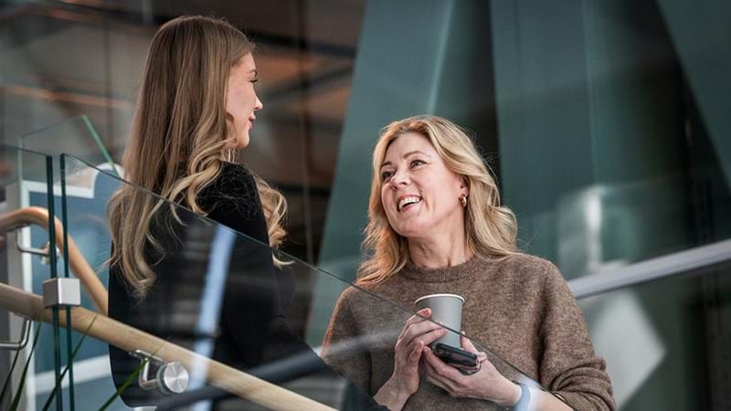 två kvinnor samtalar