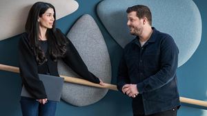 Två kontorsarbetare pratar med varandra