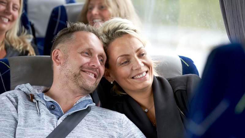 Nöjda resenärer i en buss