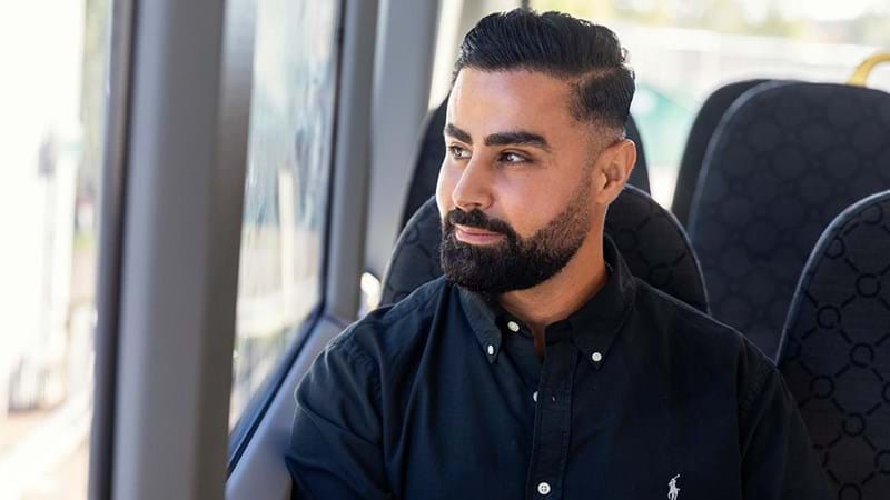 En man sitter i bussen