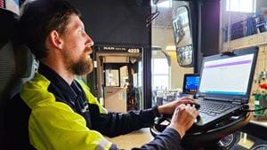 NME-tekniker jobbar med en dator i en buss