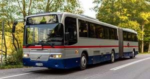 En omstripad Nobina buss i trafik i Finland